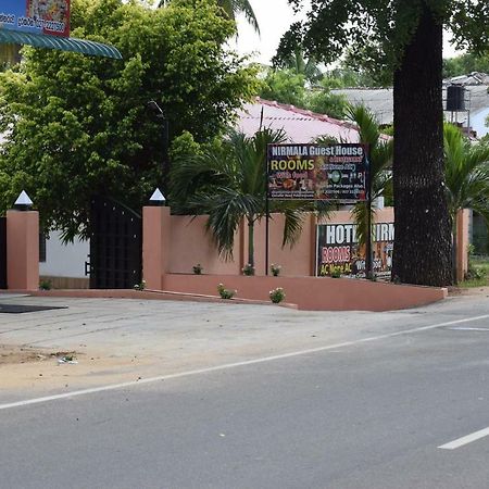Nirmala Hotel And Restaurant بولاناروفاي المظهر الخارجي الصورة