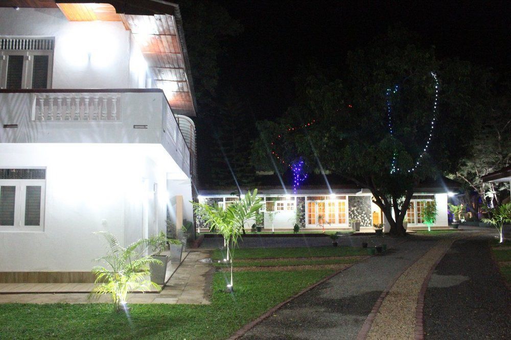 Nirmala Hotel And Restaurant بولاناروفاي المظهر الخارجي الصورة