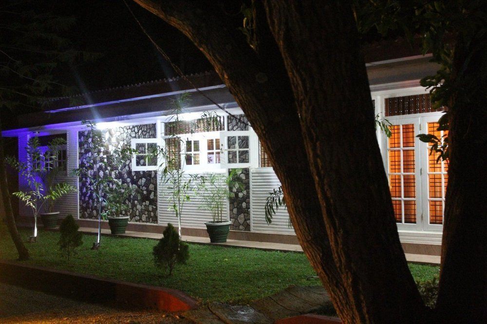 Nirmala Hotel And Restaurant بولاناروفاي المظهر الخارجي الصورة