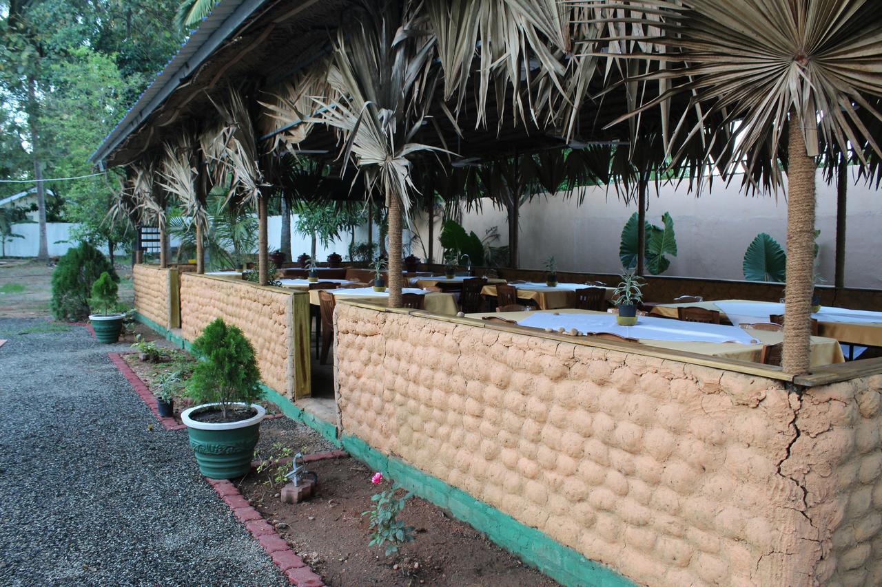 Nirmala Hotel And Restaurant بولاناروفاي المظهر الخارجي الصورة
